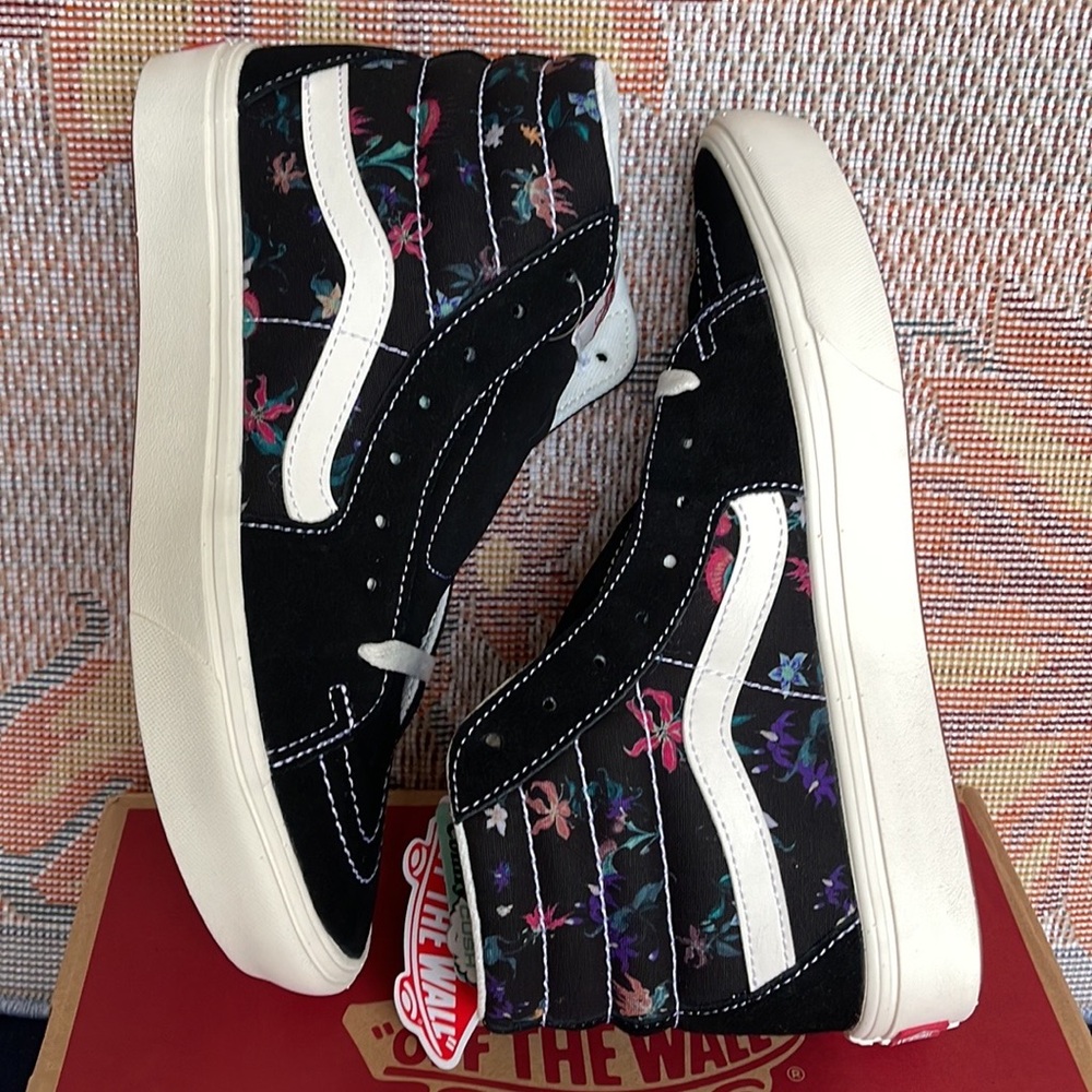 Vans Comfycush Sk8-Hi
Fatal Floral Black
VNOA7TNOBLK
WMNS sneakers - - Picture 11 of 16